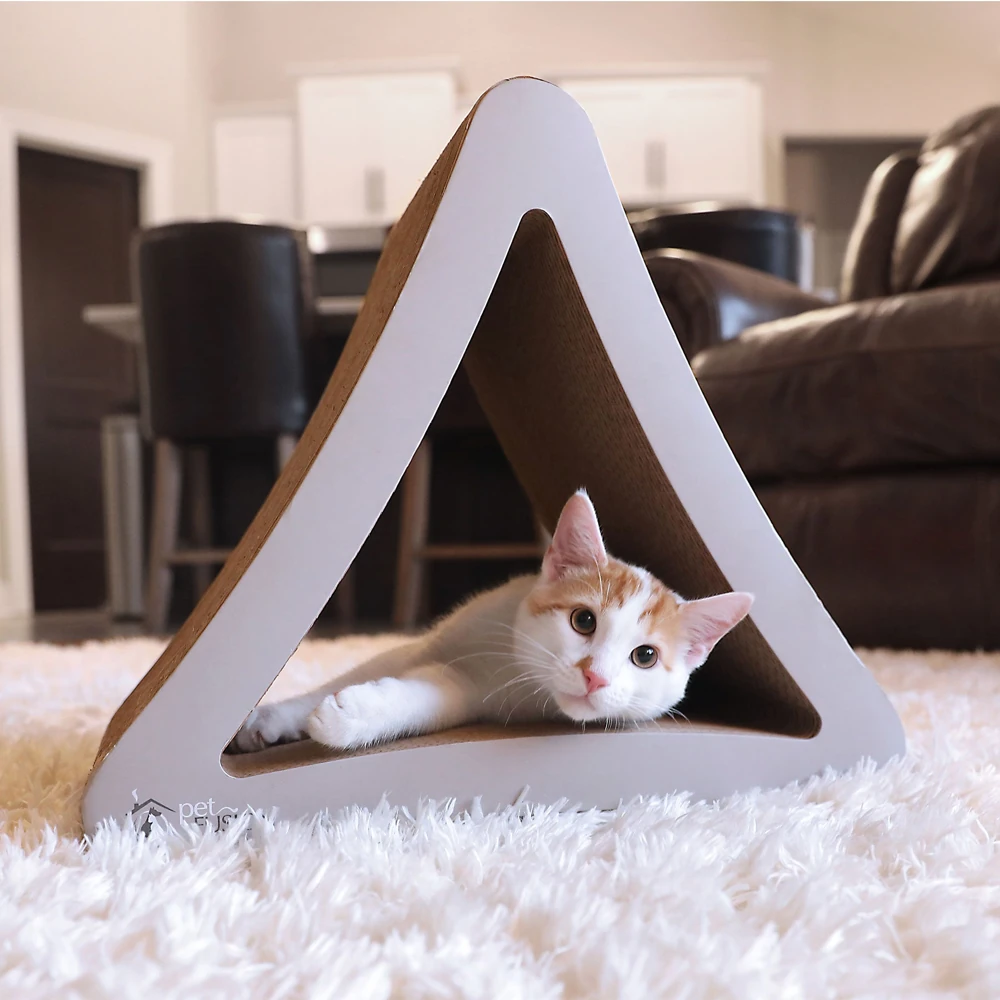 Rascador triangular PetFusion con un gato en su interior